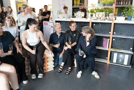 Das WIA-Festival-Café entsteht entsteht im Rahmen eines interdisziplinären Wahlmoduls der Studiengänge Architektur und Bauingenieurwesen - in Kooperation mit und unter der Leitung von (mitte v.l.) Prof. Dr. Christian von Wissel und Dozentin MA Insa Meyer. Foto: HSB/ B. Schürkamp