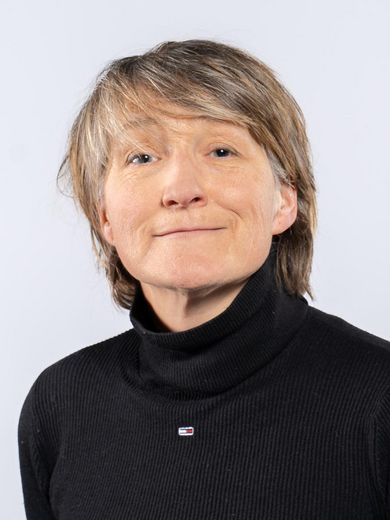 Auf dem Foto ist Stefanie Bremer zusehen. Sie hat kurze blonde Haare und tr&auml;gt einen Rollkragenpullover. 