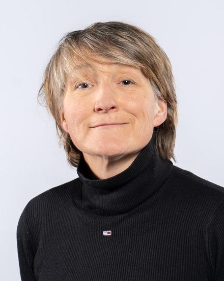 Auf dem Foto ist Stefanie Bremer zusehen. Sie hat kurze blonde Haare und tr&auml;gt einen Rollkragenpullover. 