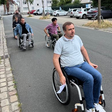 Rollifahrer auf Strasse