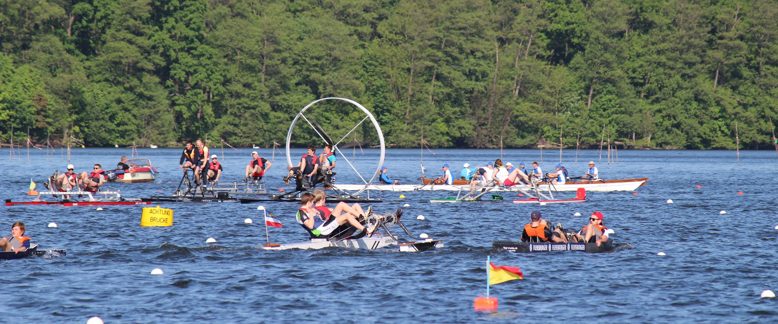 Tretbootrennen International Waterbike Regatta Studentische Tretbootteams bei einer Regatta auf einem See.