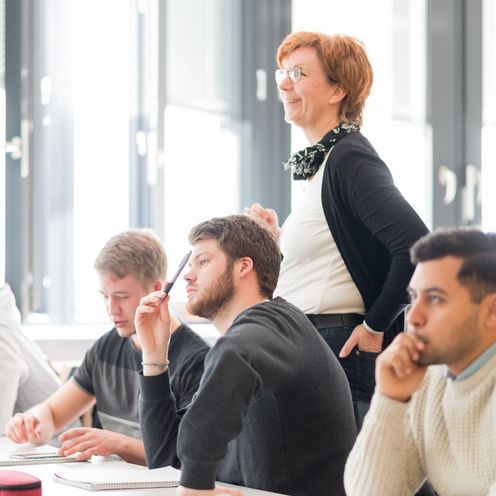 Lehrveranstaltung im Masterkurs ZEUS, Frau Prof. Dr.&ndash;Ing. Silke Eckardt zwischen Studierenden 