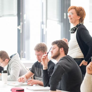 Lehrveranstaltung ZEUS Lehrveranstaltung im Masterkurs ZEUS, Frau Prof. Dr.–Ing. Silke Eckardt zwischen Studierenden