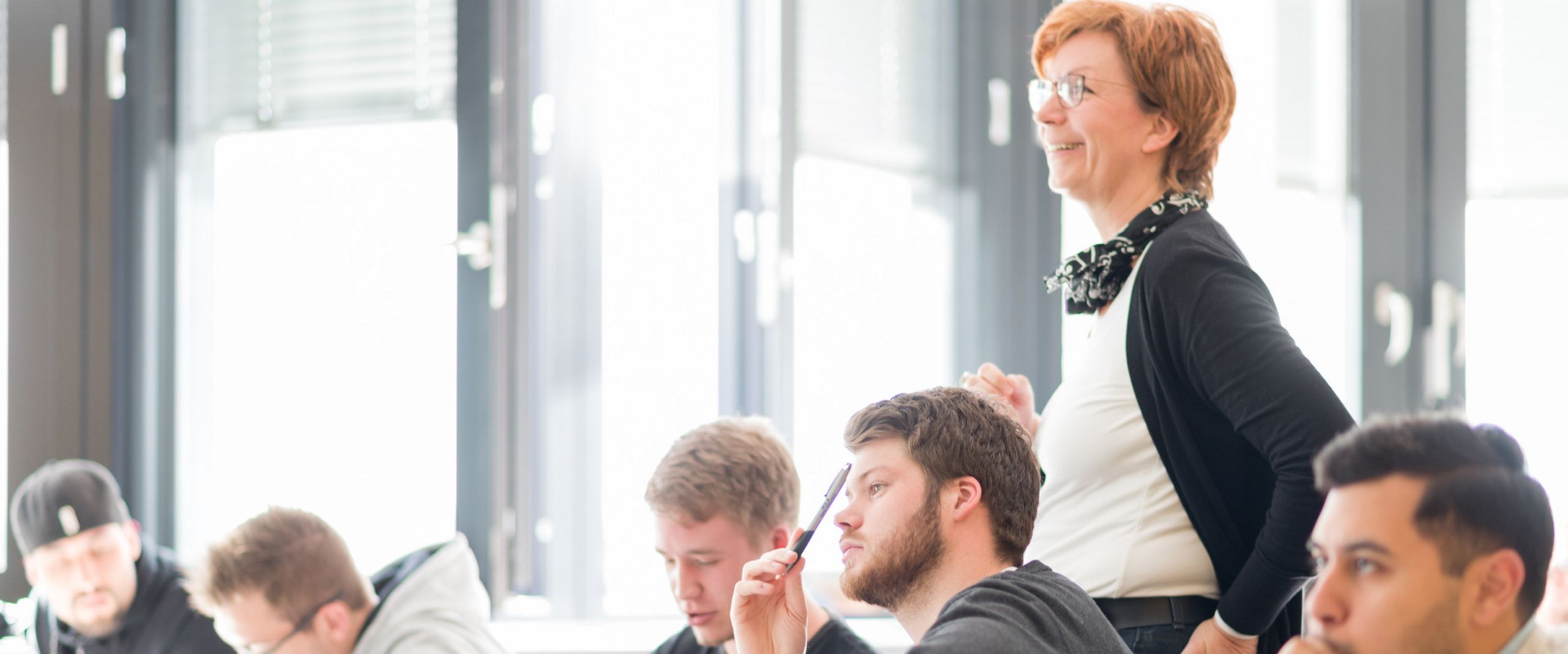 Lehrveranstaltung ZEUS Lehrveranstaltung im Masterkurs ZEUS, Frau Prof. Dr.–Ing. Silke Eckardt zwischen Studierenden