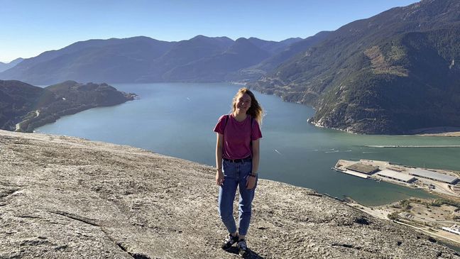 Sandra T. Auslandssemester Studierende vor Seelandschaft