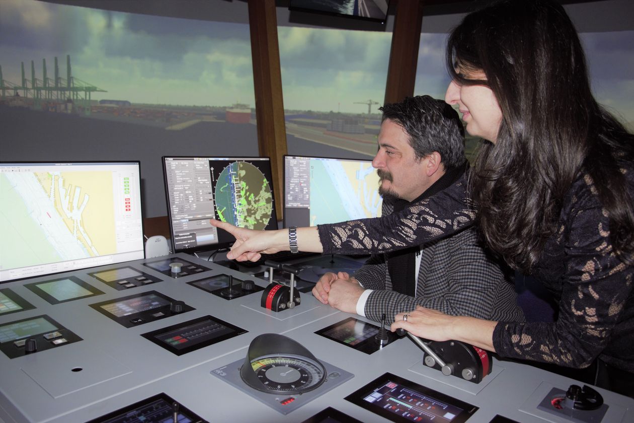 HSB Schiffssimulator Frau zeigt Mann etwas auf einem Bildschirm