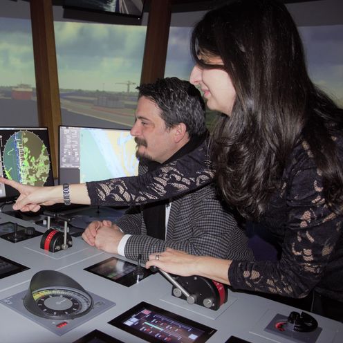 Frau zeigt Mann etwas auf einem Bildschirm