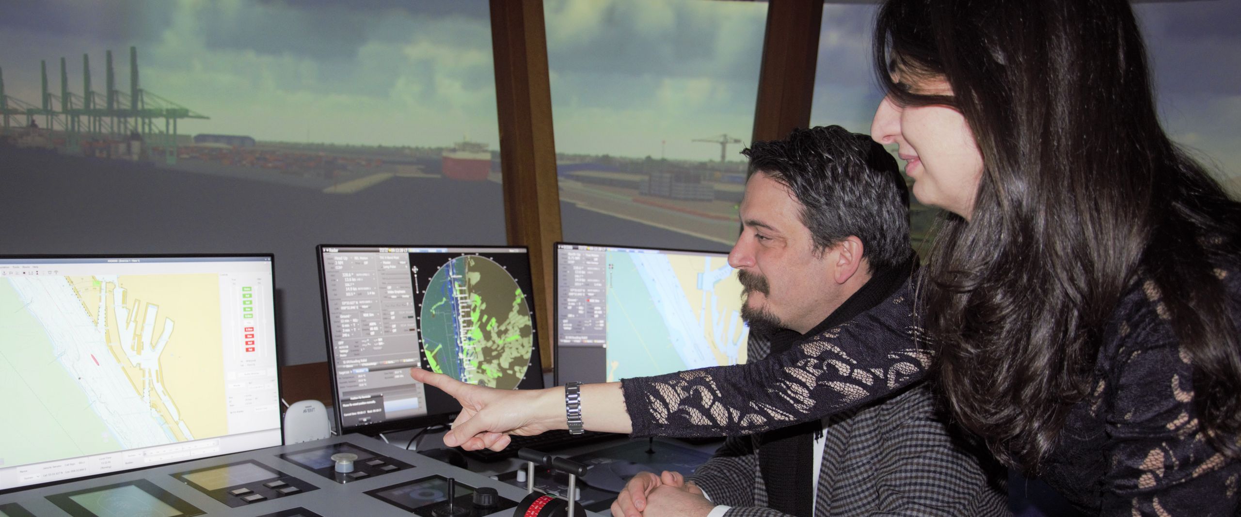 HSB Schiffssimulator Frau zeigt Mann etwas auf einem Bildschirm