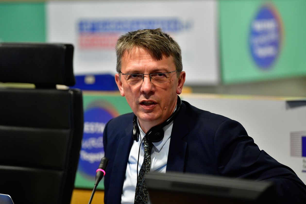 Mann im Anzug und kurzen Haaren bei einer Pressekonferenz der EU