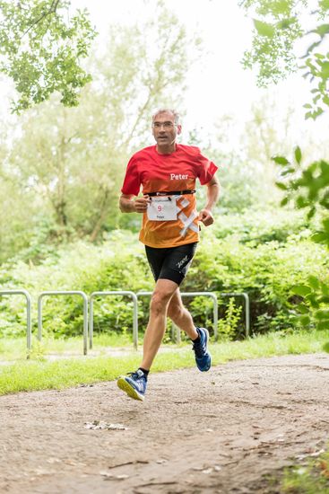 Ein L&auml;ufer rennt die Strecke entlang.