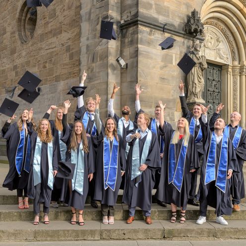 Gruppenbild der Absolvent:innen des Dualen Studiengangs Management im Handel B. A. vor dem Bremer Dom.