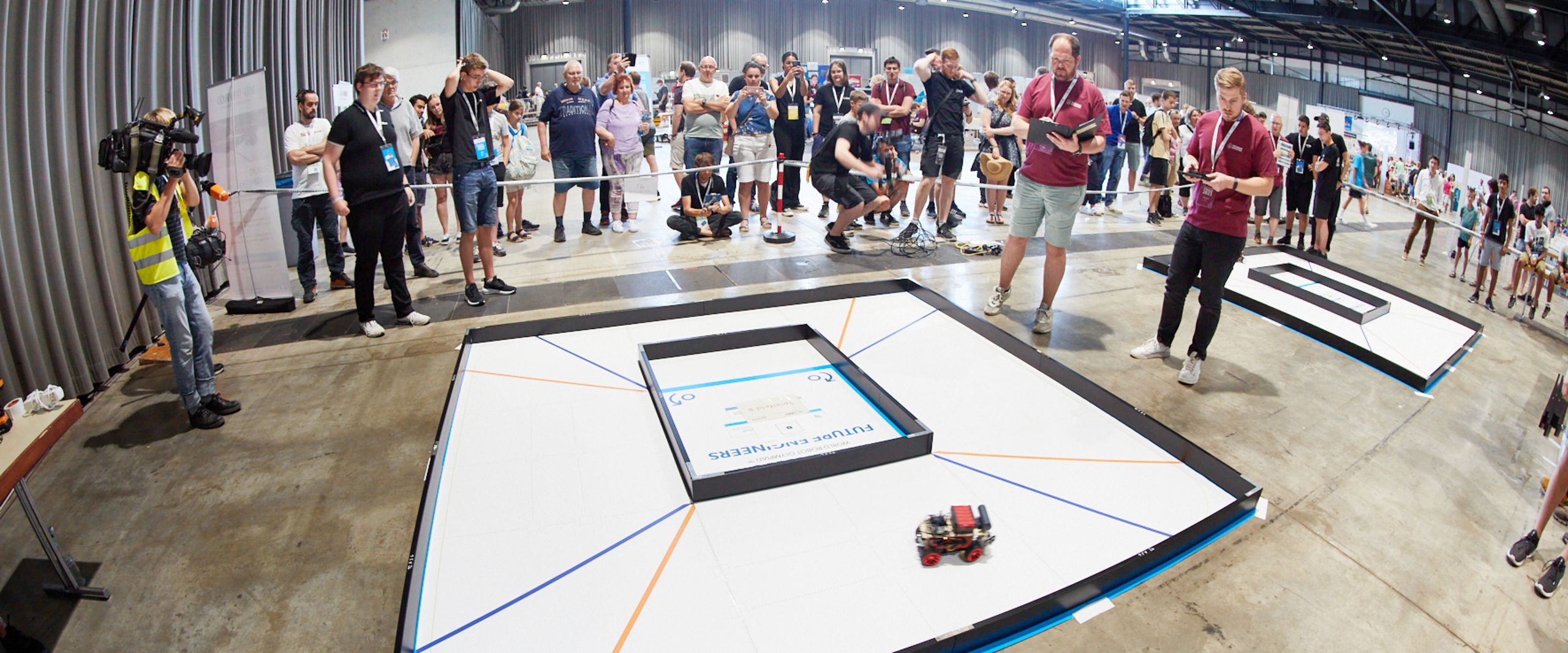 Parcours mit kleinen Robotern und vielen Menschen