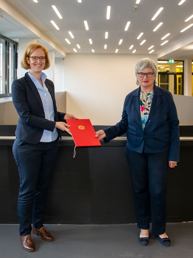 Urkundenübergabe zur Berufung von Prof. Dr. Dorothea Brüggemann HSB-Rektorin Prof. Dr. Karin Luckey überreicht Prof. Dr. Dorothea Brüggemann ihre Ernennungsurkunde als Professorin an der HSB.