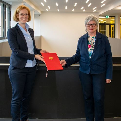 HSB-Rektorin Prof. Dr. Karin Luckey &uuml;berreicht Prof. Dr. Dorothea Br&uuml;ggemann ihre Ernennungsurkunde als Professorin an der HSB.