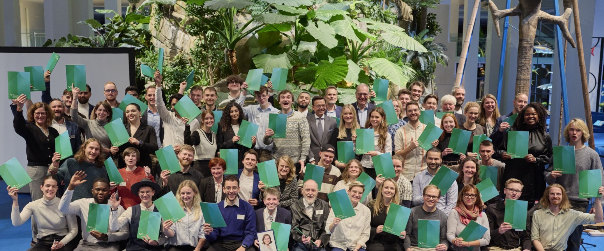 Deutschlandstipendium 2025 Gruppenbild mit Männern und Frauen