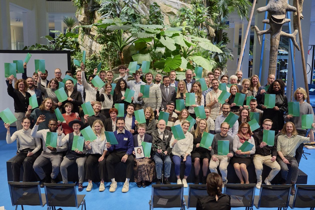 Gruppenbild mit M&auml;nnern und Frauen