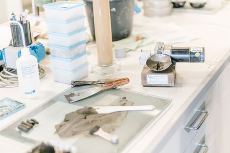 Werkzeuge liegen auf einer Werkbank.