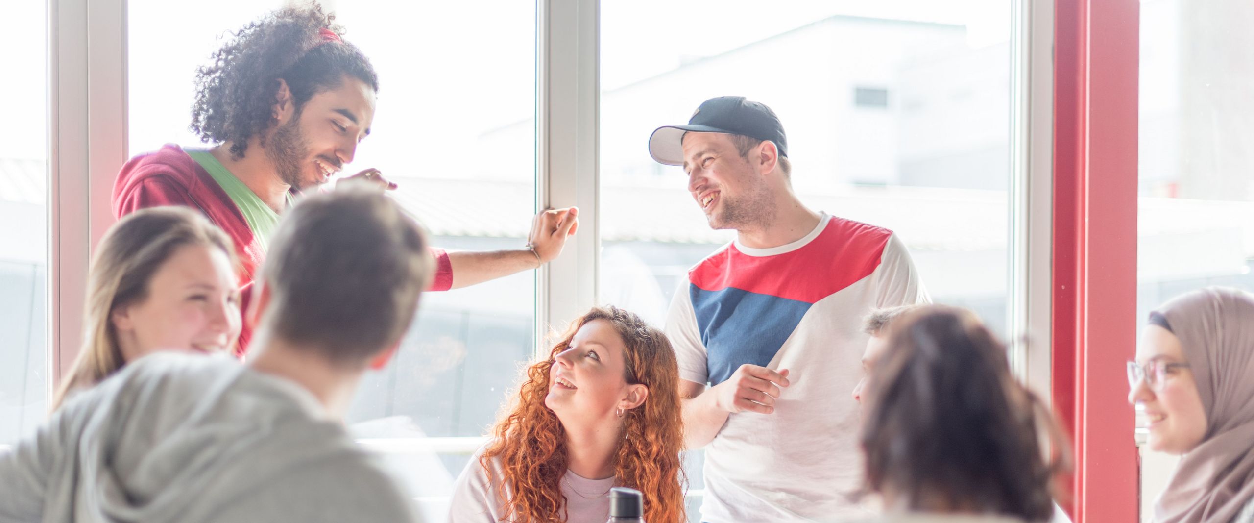 Studierende miteinander im Gespräch