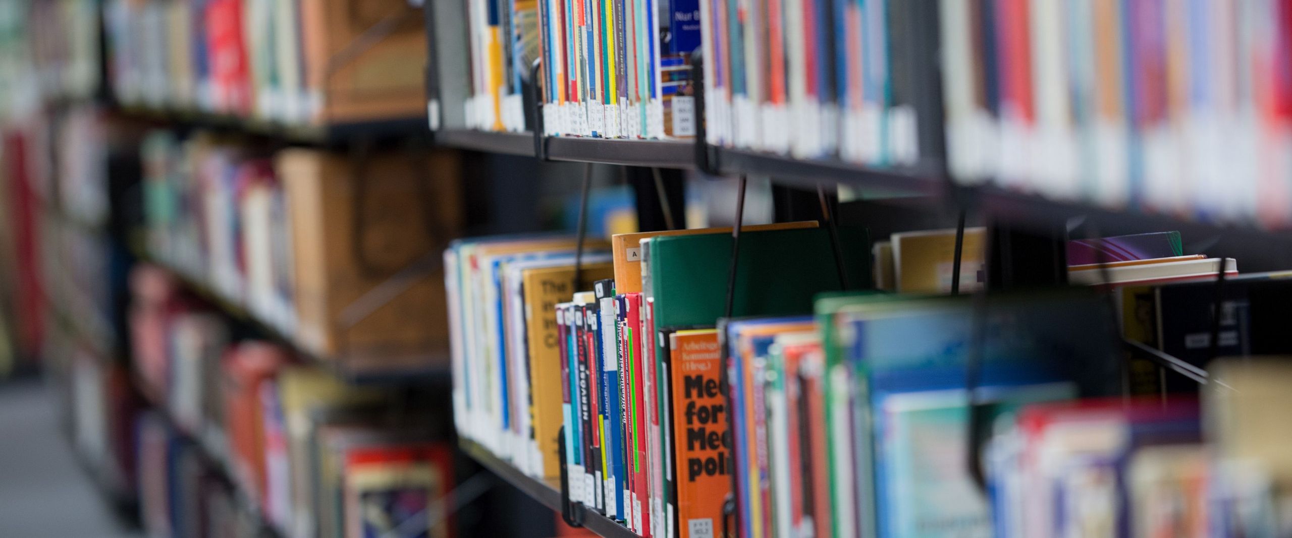 Eine Bücherwand in der Bibliothek.