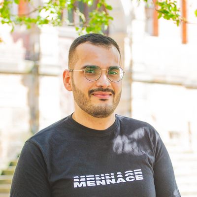 Student vor M-Gebäude