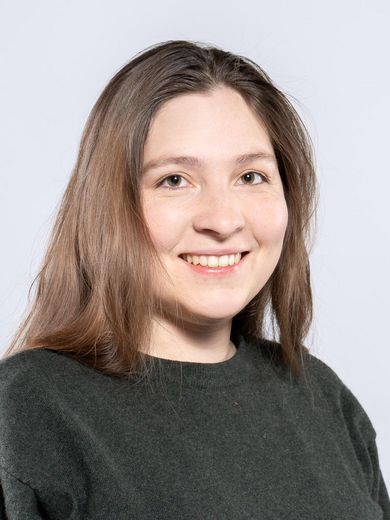 Auf dem Bild ist Felicia Bravo zusehen. Sie hat braunes langes Haar und tr&auml;gt einen schwarzen Pullover. 