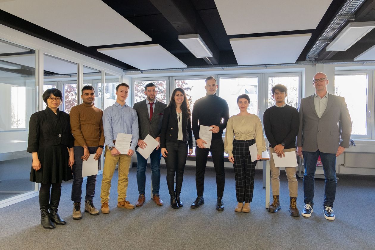 Gruppenbild Achim Boehme-Stipendium 2022 Gruppenbild mit Männern und Frauen