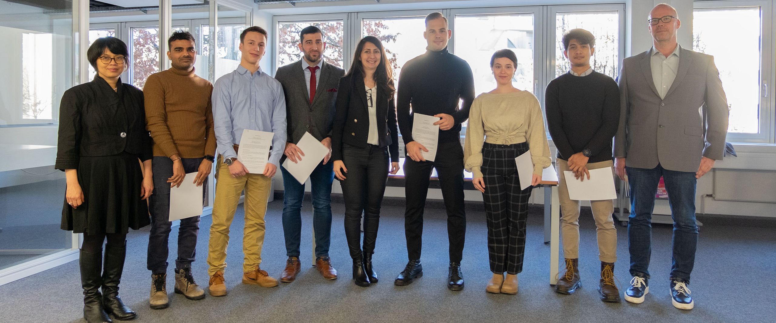 Gruppenbild Achim Boehme-Stipendium 2022 Gruppenbild mit Männern und Frauen