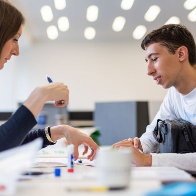 Mann in Beratungsgespräch mit Frau