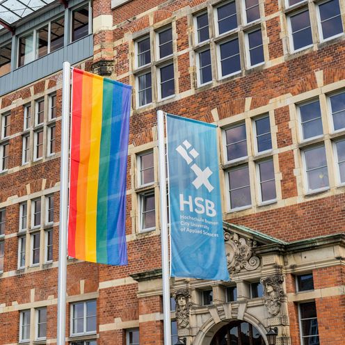 Regenbogenflagge Eine Regenbogenflagge neben der HSB-Flagge.