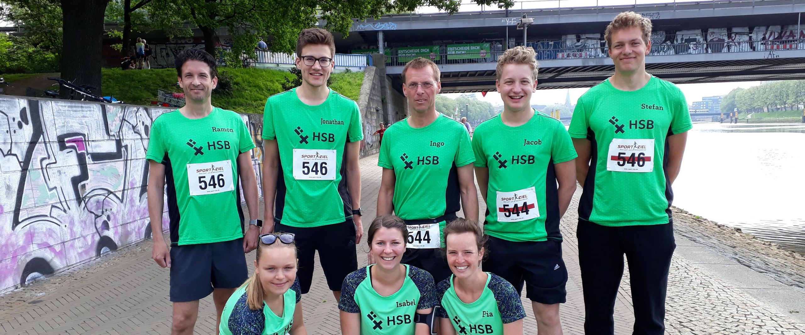 Gruppenbild der L&auml;ufer an der Weser.