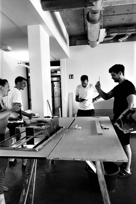 Vier Studierende stehen vor einem Tisch mit Werkzeugen.