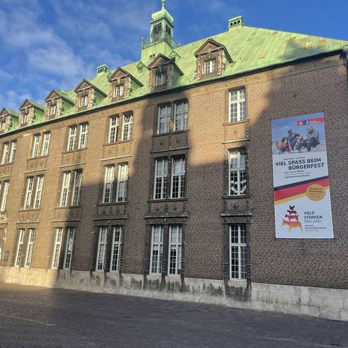 Altes Haus mit gro&szlig;em Banne an der Wand