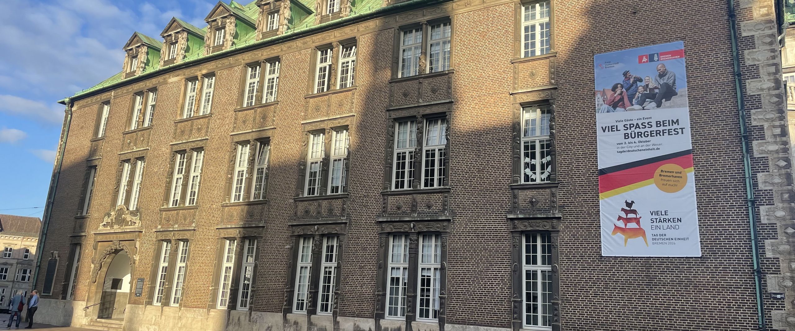 Bremer Rathaus Bürgerfest Projekt Deomkratie Teufel Altes Haus mit großem Banne an der Wand