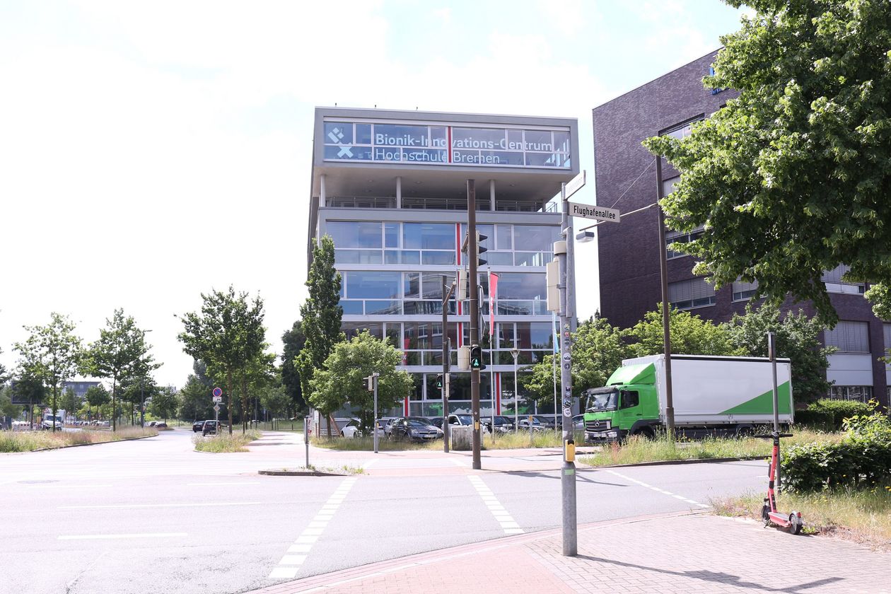 HKS_Gebäude_LKW_retouschiert Hermann Köhl Straße mit BIONIK Standort.