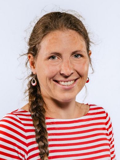 Auf dem Foto ist Sophia Mandow zusehen. Sie hat ihr braunes, langes Haar zu einem Zopf geflochten, der ihr über die Schulter hängt. Sie trägt rote Ohrringe zu einem rot-weiß gestreiften T-Shirt. 