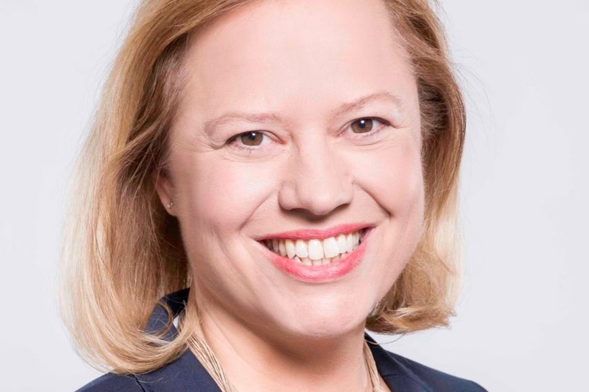 Portrait einer Frau mit wei&szlig;er Bluse und Jacket mit blonden schulterlangen Haaren.