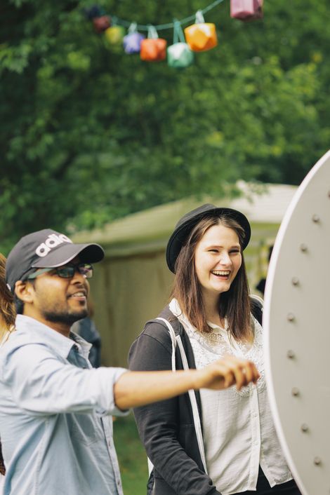 Studierende drehen am Glücksrad beim HSB Sommerfest.
