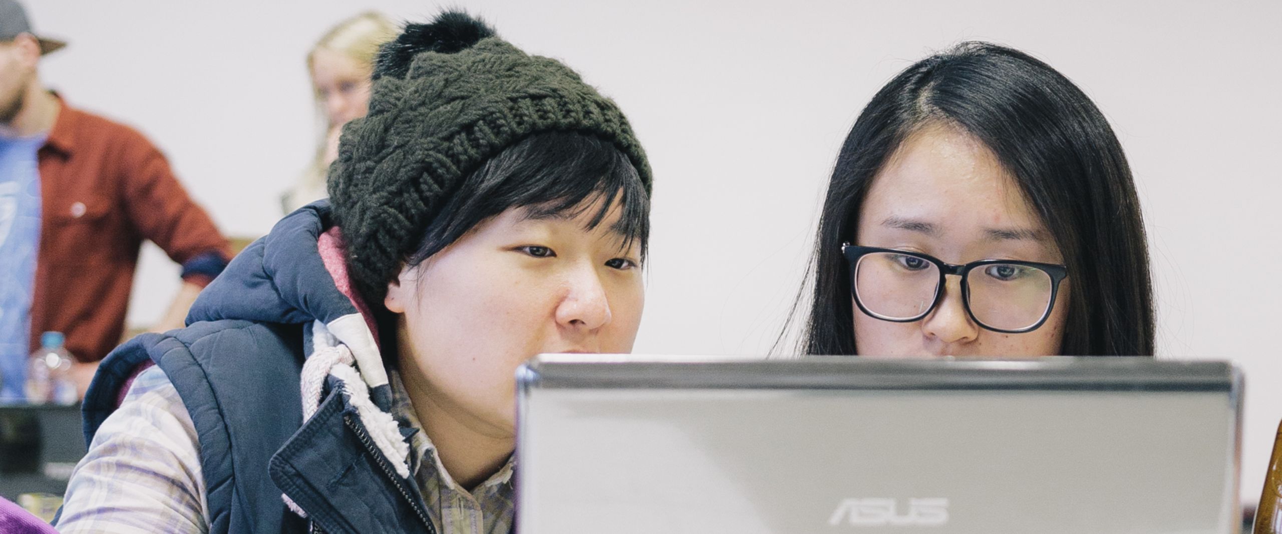 Studierende vor einem Laptop Zwei Studierende sitzen vor einem Laptop