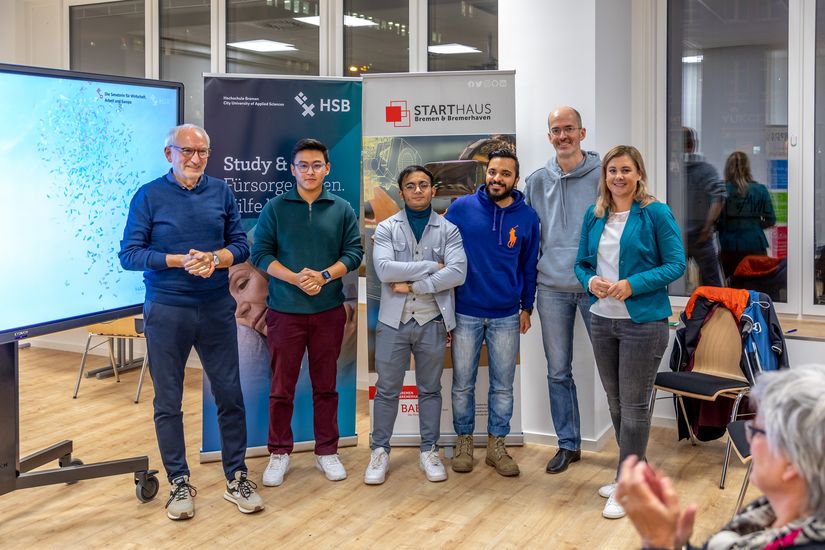 Gruppenbild mit einem studentischen Team und der Jury beim Gründungswochenende im November 2022.