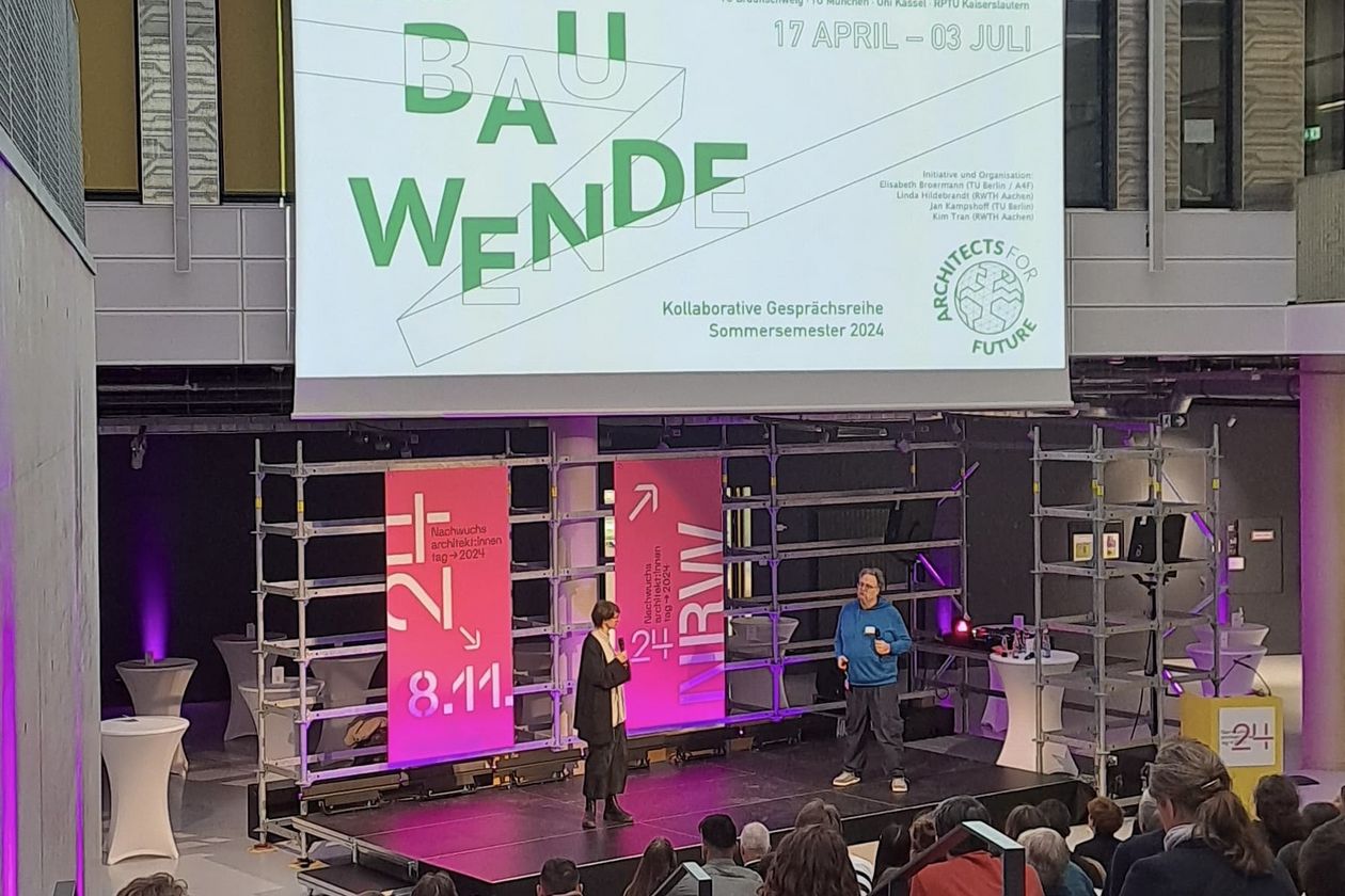 Bühne mit großem Banner vor Publikum