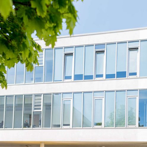 Au&szlig;enansicht des EW-Geb&auml;udes auf dem Campus Werderstra&szlig;e.