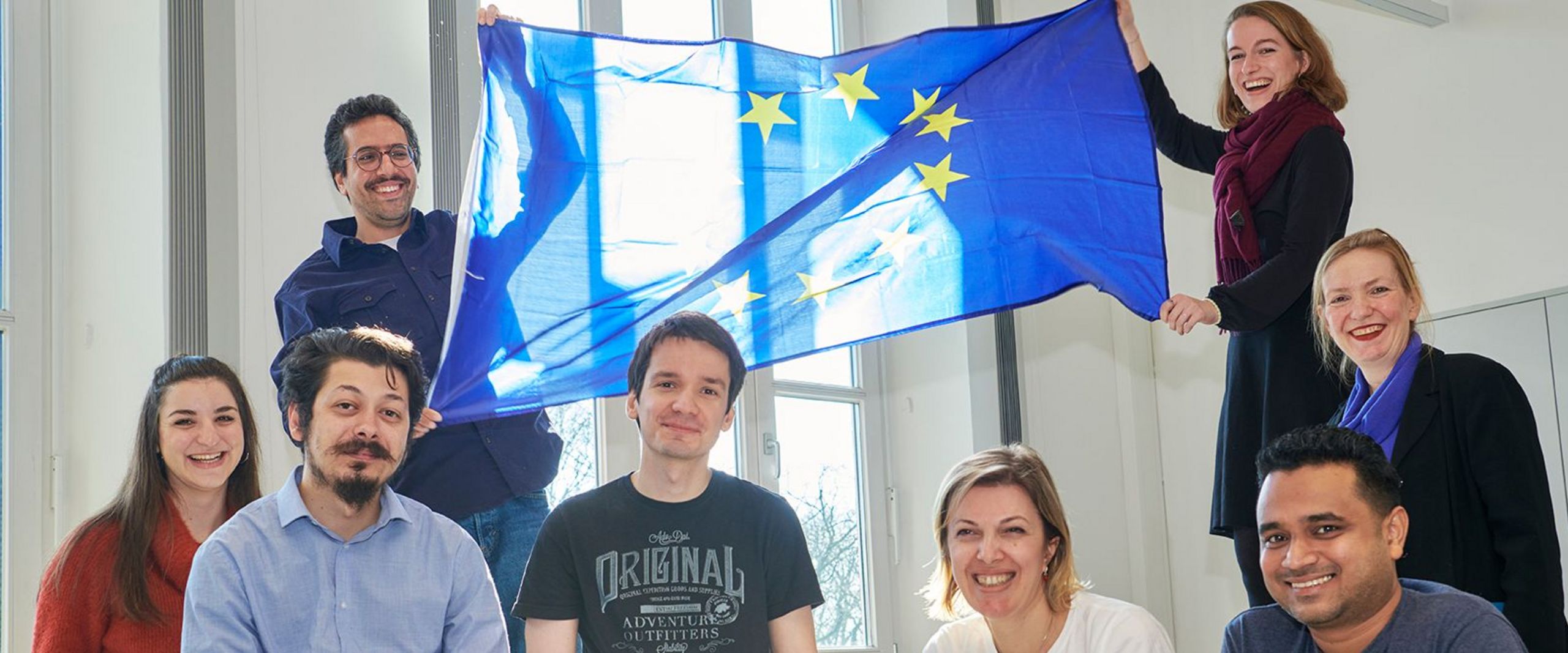 [Translate to English:] Studierende mit Europa Flagge