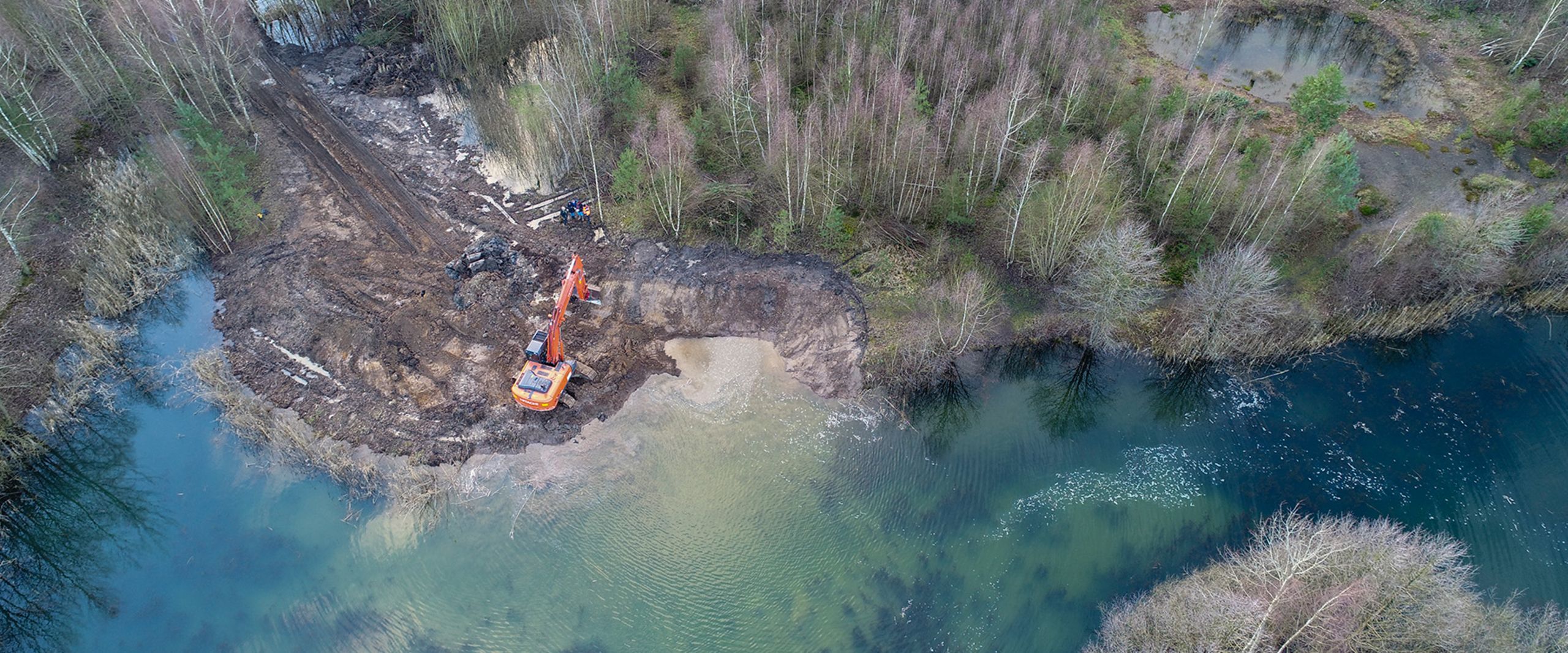 Vogelperspektive auf einen Baggersee 