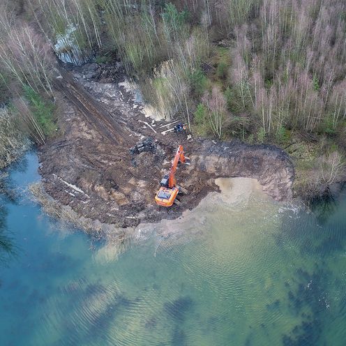 Vogelperspektive auf einen Baggersee 
