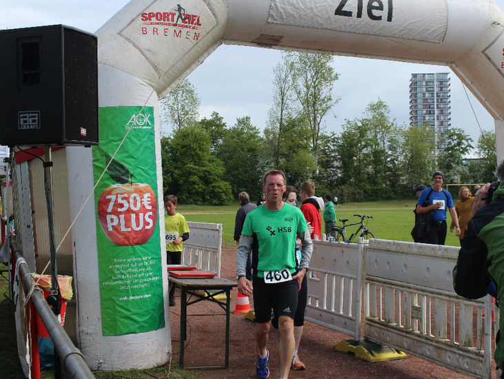 Ein L&auml;ufer geht durch die Ziellinie.