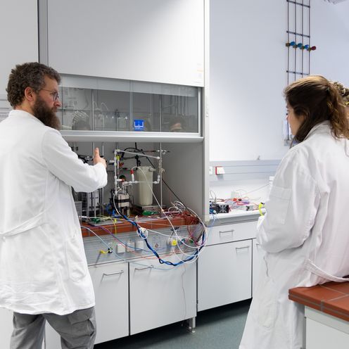 Prof. Dr. Lars J&uuml;rgensen erkl&auml;rt Studieninteressierten die Herstellung von Wasserstoff anhand eines Laborversuchs. 