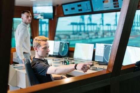 Nautikstudierende im Schiffssimulator der HSB.