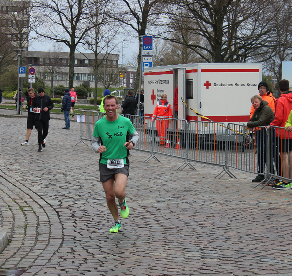 Ein L&auml;ufer joggt auf der Strecke.