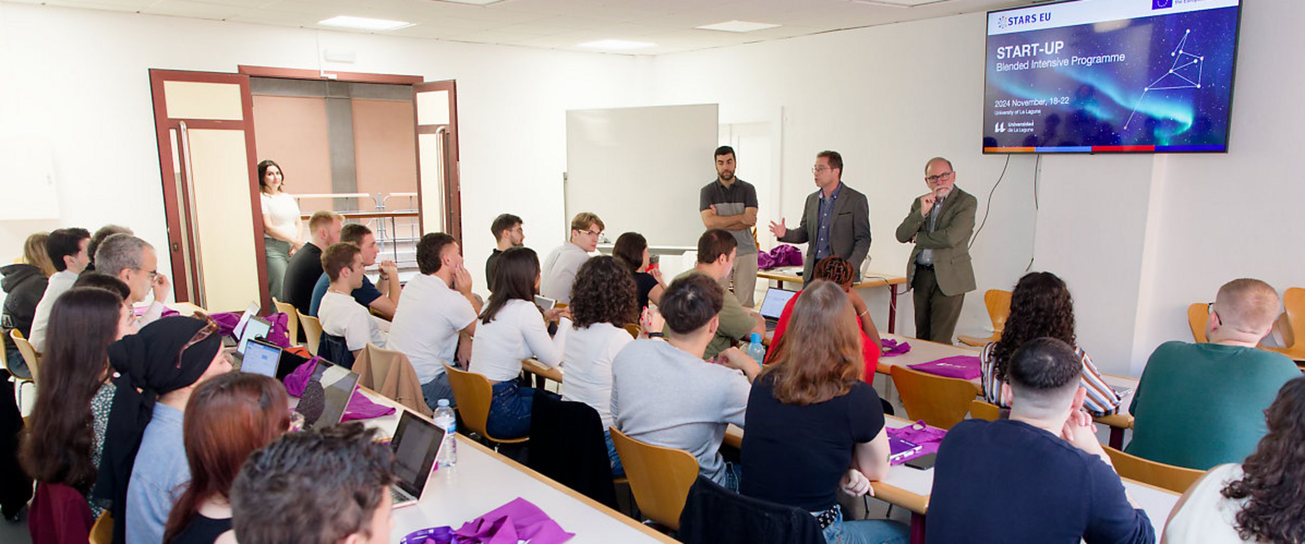 2024 STARS EU BIP Teneriffa Seminarraum mit Studierenden und Lehrenden.