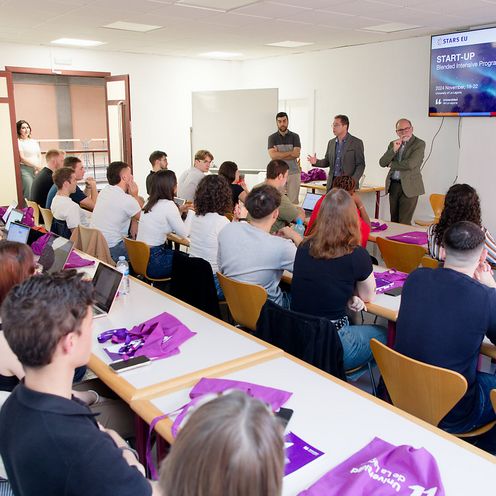 Seminarraum mit Studierenden und Lehrenden.